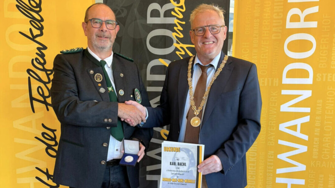 Schwandorf. Für sein seit mehr als 40 Jahren andauerndes Engagement im Schießsport hat die Stadt Karl Bachl mit der Konrad-Max-Kunz-Medaille geehrt. Oberbürgermeister Andreas Feller überreichte sie im Rathaus.