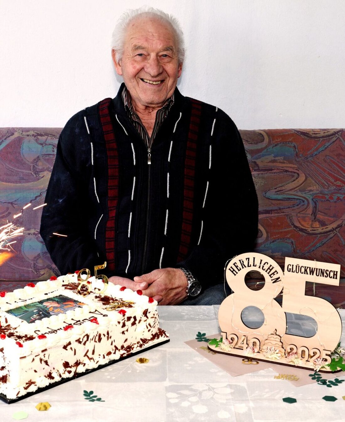 Floß. Karl Bamler feierte am 26. April bei guter Gesundheit seinen 85. Geburtstag, umgeben von Gratulanten und freut sich über seinen aktiven Lebensabend. Er war Metzgermeister, engagierte sich in Vereinen und führt selbstständig seinen Haushalt.