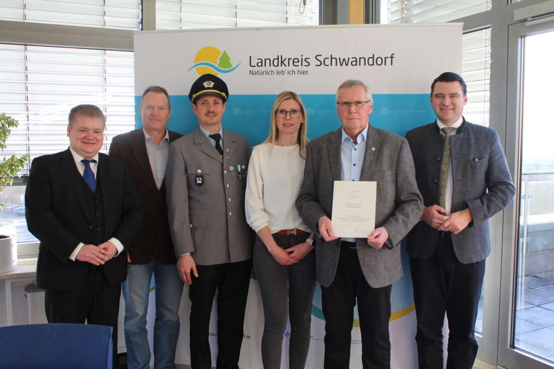 Burglengenfeld. Karl Deschl wurde Mitte Januar vom Landrat mit dem Ehrenzeichen des Bayerischen Ministerpräsidenten für sein langjähriges Engagement in diversen gesellschaftlichen Bereichen ausgezeichnet.