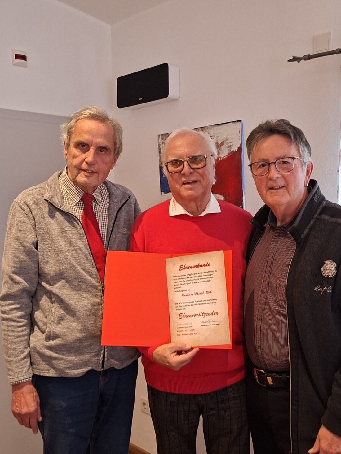 Weiden. Die SPD-AG 60 Plus feierte ihren Jahresabschluss im Familienheim am Langen Steg. Grußworte und adventliche Stimmung prägten den Nachmittag; Höhepunkt war die Ernennung von Karlheinz „Charly“ Roth zum Ehrenvorsitzenden.