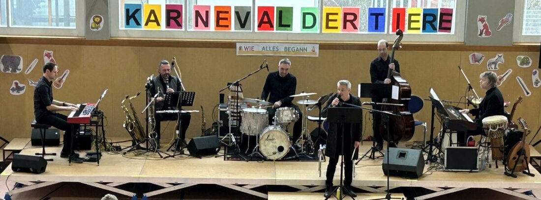 Erbendorf. Grundschüler erlebten die Premiere des Stücks "Karneval der Tiere - Wie alles begann", präsentiert vom "Little Tiny Orchestra" des Landestheaters Oberpfalz. Die Musik von Camille Saint-Saëns und eine Erzählung brachten die Tierwelt eindrucksvoll zum Leben.