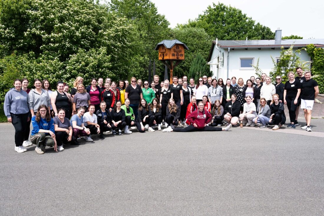 Oberviechtach. Rund 60 Teilnehmerinnen nahmen an einer BDK-Grundschulung im karnevalistischen Tanzsport teil, um Theorie und Praxis für eine Qualitätssteigerung in ihren Vereinen zu lernen. Die Schulung umfasste täglich vier Stunden Theorie und Praxis und wurde für ihren hohen inhaltlichen und organisatorischen Standard gelobt.