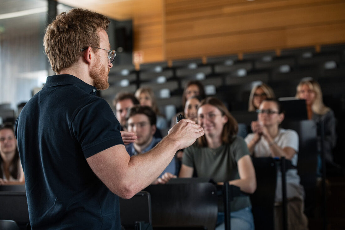 Amberg/Weiden. Professorin oder Professor an einer Hochschule für angewandte Wissenschaften werden? Für viele akademische Talente ist das eine spannende Perspektive. Doch wie sieht der Weg dorthin aus? Welche Voraussetzungen müssen erfüllt werden? Und welche Schritte sind sinnvoll, um die eigene akademische Karriere gezielt weiterzuentwickeln?