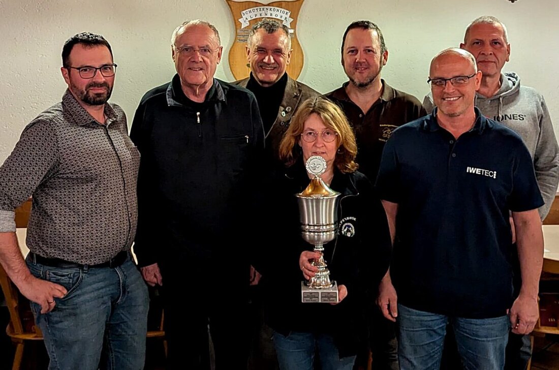 Weiden. Beim jährlichen Kartellschießen des Vereinskartells Weiden-West siegte Gisela Kummert vor Jens Salavas und Markus Pschierer. Die Schützenjugend der Alpenrose erhielt die gesammelten Einlagen und Spenden.