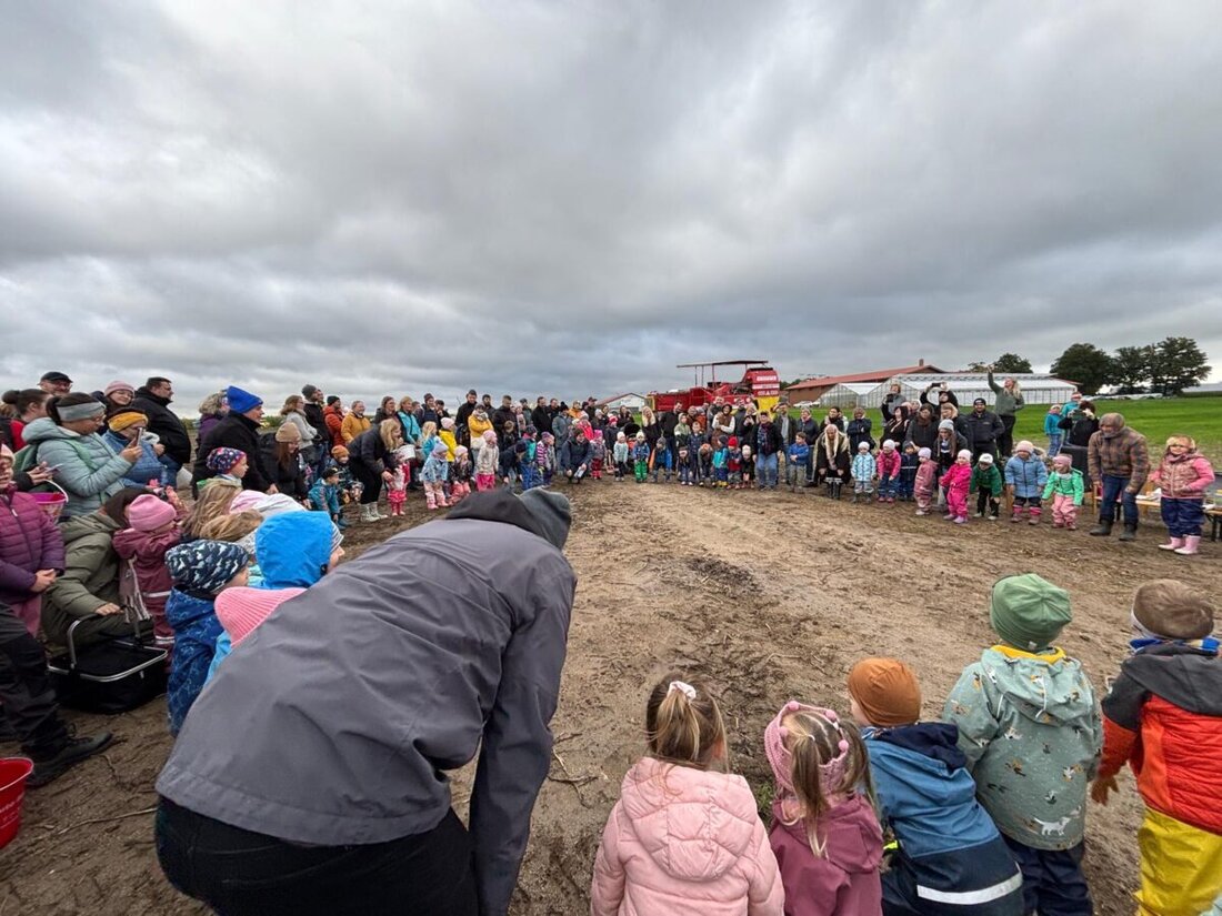 Konnersreuth. Der Johanniter-Kindergarten Regenbogen feierte auf dem Feld der Familie Grillmeier ein fröhliches Kartoffelfeuer.