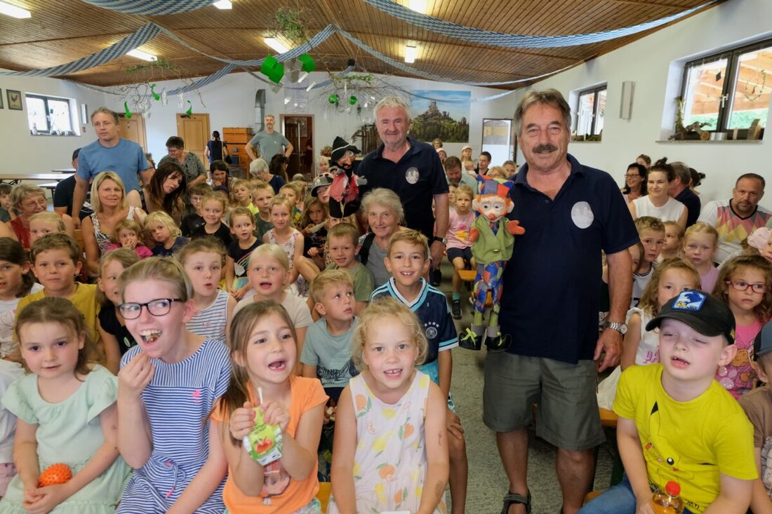 Floß. Mit einem begeisternden Auftritt von Hermanns-Kasperltheater starteten Kinder und Familien in die Ferien: 200 Gäste füllten die Kleintierhalle, organisiert vom Obst- und Gartenbauverein. Der Erlös geht an „Lichtblicke“.