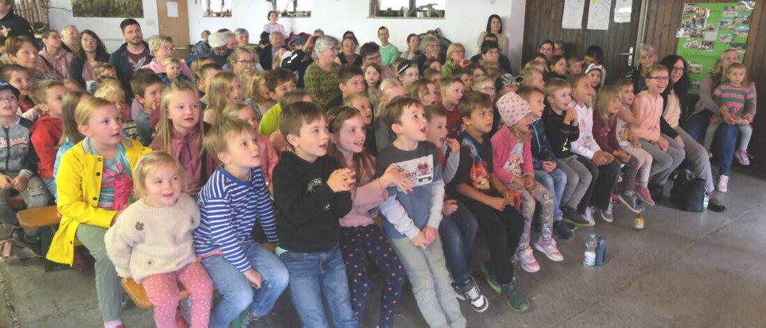 Floß. Ferienstart mit Tradition: Hermanns Kasperltheater kommt am Montag, 3. August, 15 Uhr, in die Kleintierhalle. Karten kosten im Vorverkauf vier Euro, an der Kasse fünf Euro, und der Erlös geht an die Hilfsaktion Lichtblicke.
