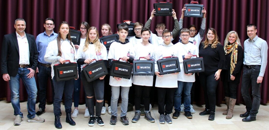 Waldsassen. Kunstvolle Ukulelenständer aus dem Werkstoff Aluminium selbst herstellen, dafür starten 14 Neuntklässler der Mittelschule Waldsassen ihre Teilnahme am Wettbewerb „MACH WAS! Der Handwerkswettbewerb für Schulteams“ von „Würth und Das [&hellip;]