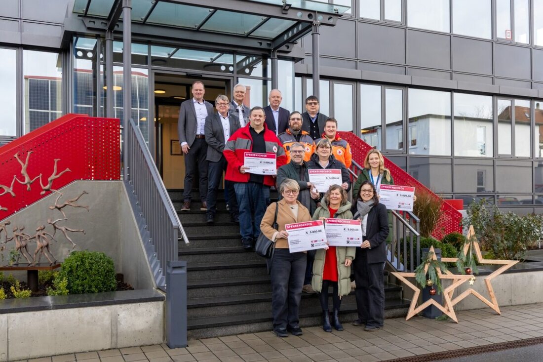 Waldsassen. Die Unternehmensgruppe Kassecker spendet 25.000 Euro an fünf regionale Einrichtungen und führt damit ihre Weihnachtstradition fort. Die drei Geschäftsführer übergaben je 5.000 Euro an die Empfänger.