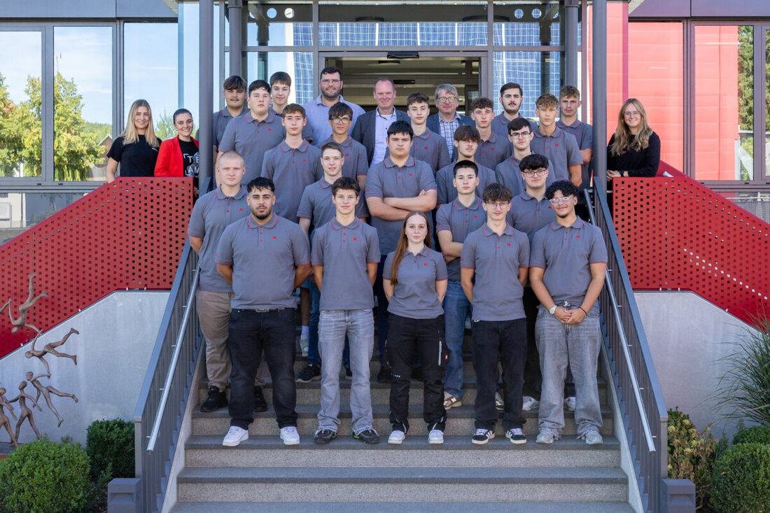 Waldsassen. Kassecker begrüßt 22 neue Auszubildende und startet mit Workshops, Teamevents und Praxisprojekten ins Ausbildungsjahr, wobei sich viele für gewerbliche Bauberufe entscheiden.