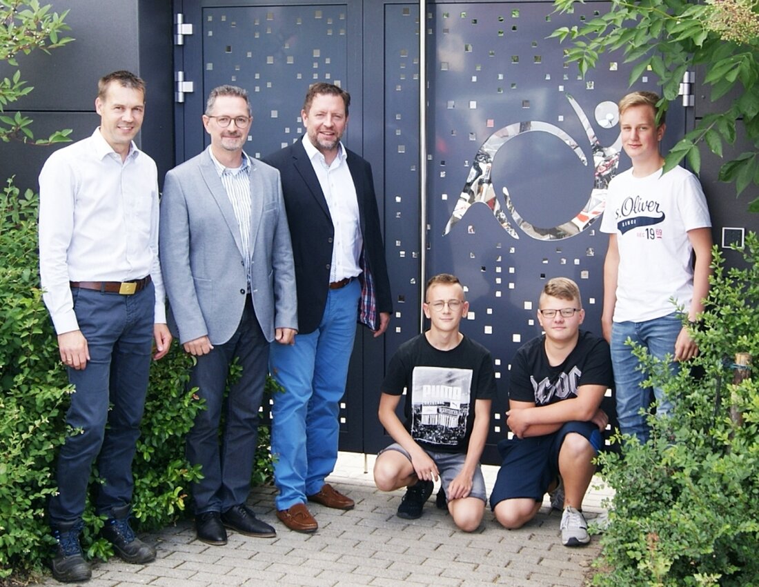 Waldsassen. Der rund zwei Meter breite Durchgang zum Innen- und Fahrradhof der Realschule im Stiftland wurde jüngst geschlossen – mit einer smarten Toranlage aus Aluminium und Stahl. Mitgeplant und angefertigt [&hellip;]