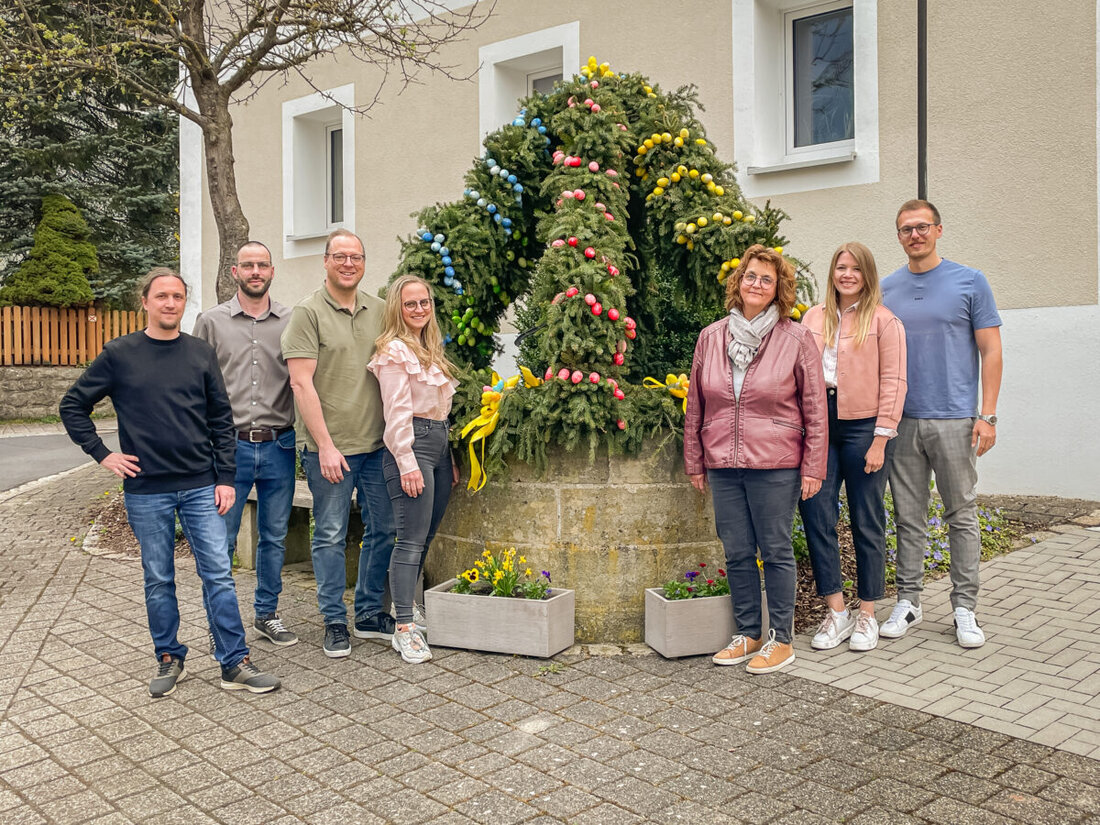 Kastl. Die Tradition des festlich geschmückten Osterbrunnens wurde durch das Engagement des Teams "Lerchenbühl" und der Unterstützung der Gemeinschaft fortgesetzt.