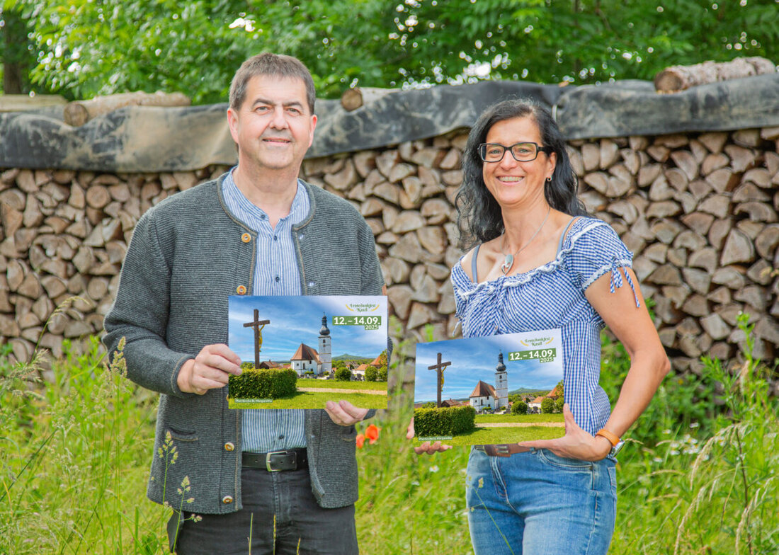 Kastl. Neue Postkarten laden als persönliche Einladungen zum großen Erntedankfest vom 12. bis 14. September 2025 ein. Die Karten, mit einem Motiv der Pfarrkirche St. Margaretha, sollen die Gemeinschaft fördern und sind bei Hans Walter und Arno Stahl erhältlich.