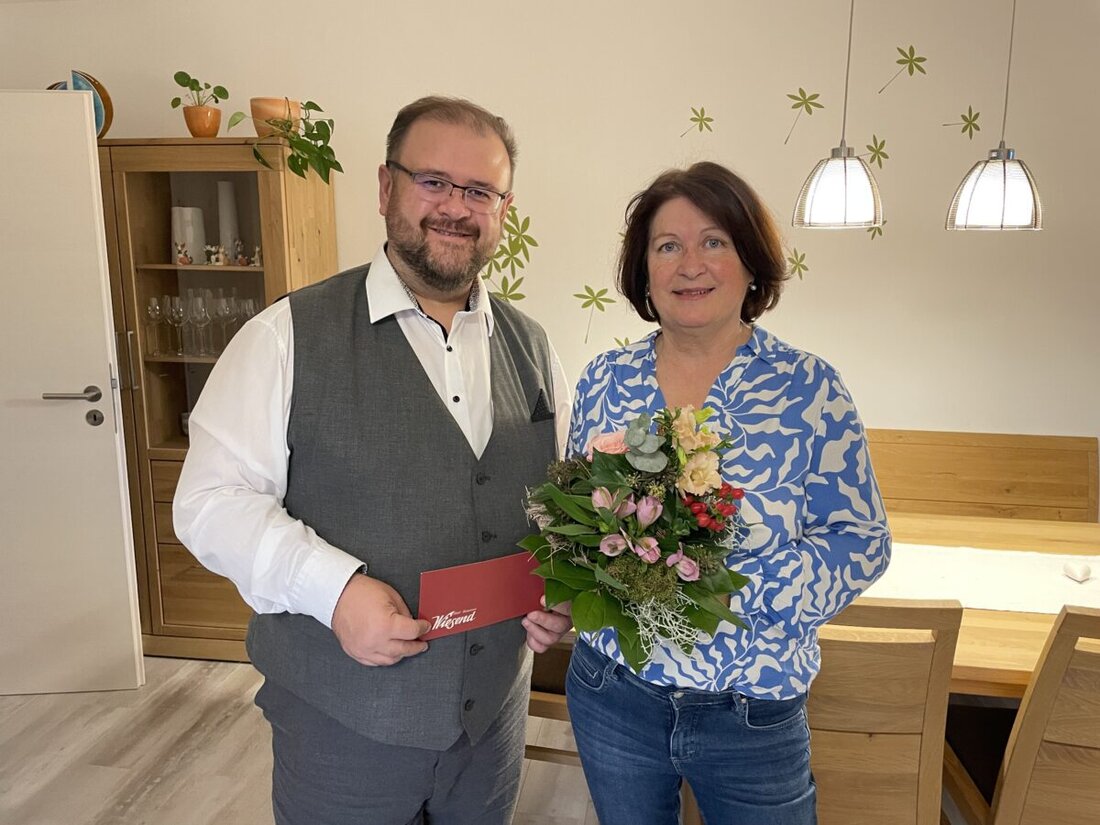 Kastl. Elisabeth Streng gibt nach über 25 Jahren die Tradition des Brunnenschmückens in Kastl ab, Bürgermeister Hans Walter sucht ein neues Team für die Fortführung dieser Tradition.