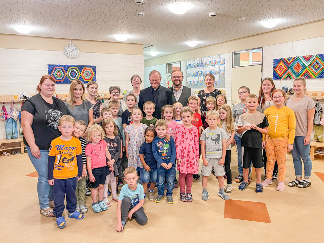 Kastl. Pfarrer Heribert Stretz wurde nach neun Jahren im Kinderhaus Pusteblume feierlich in den Ruhestand verabschiedet. Mit Liedern, Gebeten und persönlichen Botschaften dankten Kinder und Gemeindemitglieder ihm für sein Wirken.