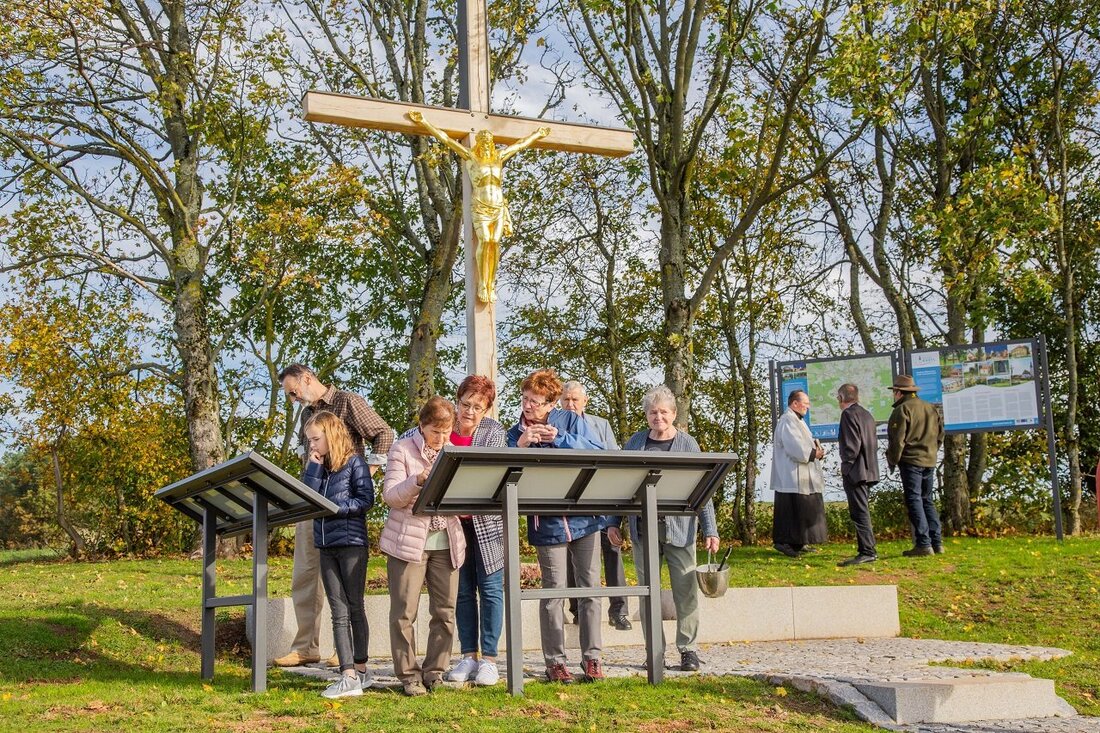 Kastl. Im Licht der spät herbstlichen Sonne leuchtete der neu vergoldete Christuskorpus am Kastler Bergkreuz umso prächtiger. Diese Strahlkraft symbolisierte zugleich den Charme des Platzes oberhalb Kastl. Zusammen mit weit [&hellip;]
