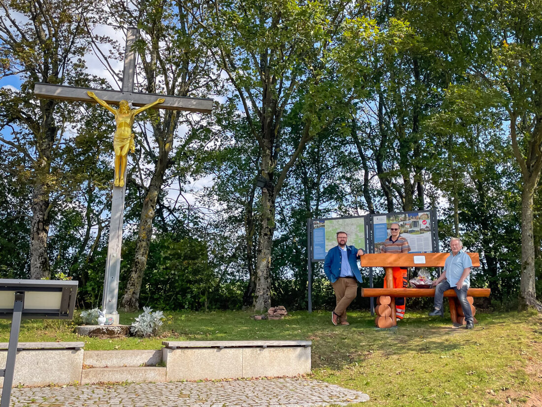 Kastl. Konrad Götts schenkte seiner Gemeinde eine spezielle "Baumel-Bank" für den Kastler Berg, die zum Entspannen und Genießen der Aussicht einlädt. 