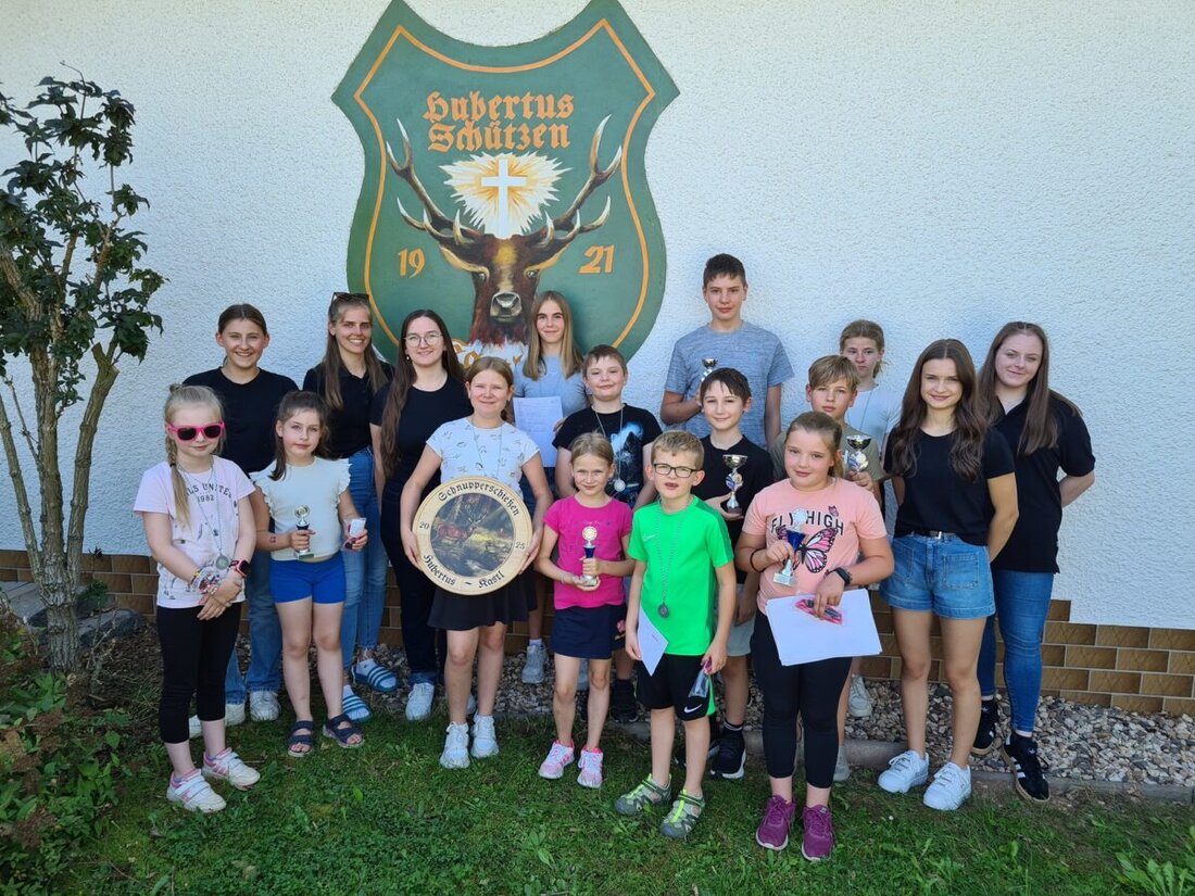 Kastl. Im Rahmen des Kastler Ferienprogramms begeisterten die Kastler Sportschützen zwölf Kinder beim Schnupperschießen mit Licht- und Luftgewehren. Zum Abschluss gab es eine Siegerehrung mit Pokalen, Medaillen und Sonnenbrillen für alle Teilnehmer.