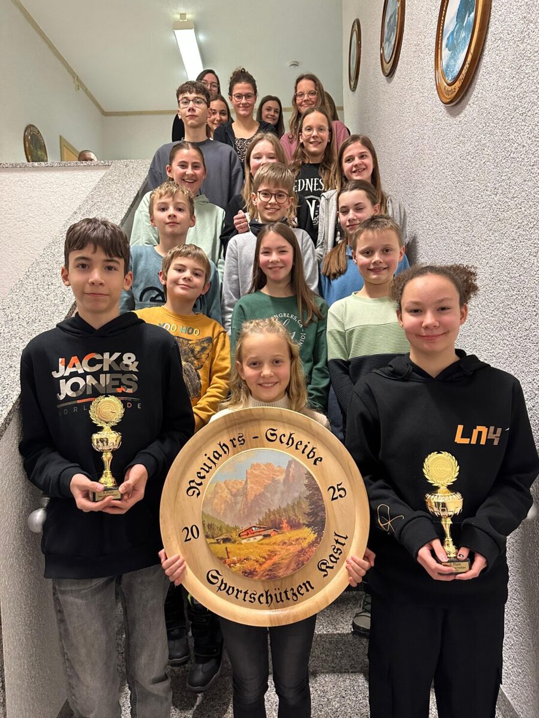 Kastl. Zum Jahreswechsel luden die Kastler Sportschützen zum Neujahrsschießen ein, bei dem rund 20 Kinder in verschiedenen Disziplinen um die Neujahrsscheibe und Pokale konkurrierten.