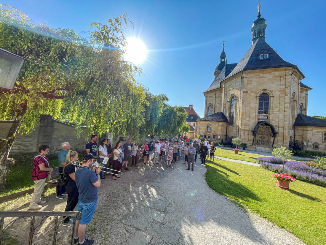 Kastl. Gläubige der Pfarrei Kastl begingen eine 50 Kilometer lange Fußwallfahrt zur Dreifaltigkeitsbasilika in Gößweinstein, begleitet von Kerzenlicht und Gemeinschaftsgeist. Frieda Zeitler wurde für ihr zehnjähriges Engagement als Wallfahrtsleiterin geehrt, während die Veranstaltung spirituelle Einkehr und Dankbarkeit förderte.