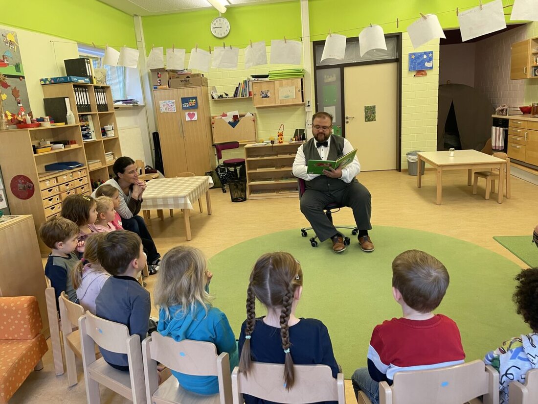 Kastl. Bürgermeister Hans Walter begeisterte beim Vorlesetag im Kinderhaus Pusteblume Kinder mit Geschichten über Ehrlichkeit, Freundschaft und Geduld. Die interaktiven Gespräche und Themen wie St. Martin und Nikolaus machten den Tag besonders.