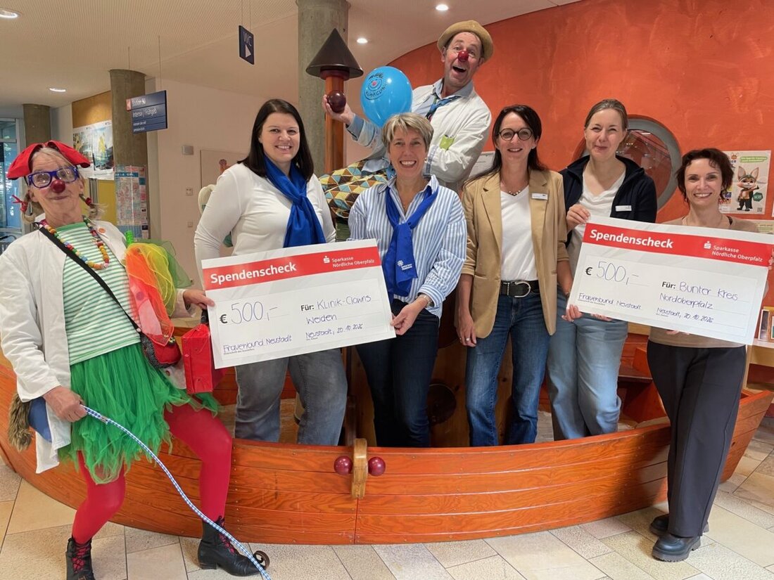 Weiden. Mit zwei Schecks unterstützt der Katholische Frauenbund Neustadt/WN die Kinderklinik: Je 500 Euro gehen an die Klinikclowns und den Bunten Kreis Nordoberpfalz, die kranken Kindern und Familien Freude und Hilfe bringen.