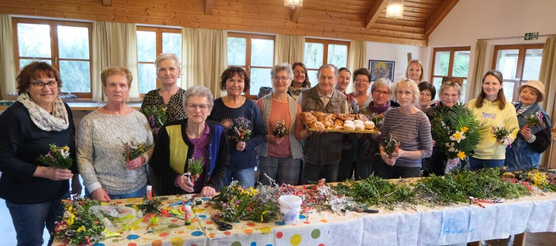 Floß. Mehr als 20 Frauen des Katholischen Frauenbundes banden über 200 Palmbuschen für einen guten Zweck. Der Erlös unterstützt Schwester Ellen in Südafrika bei der Hilfe für an Aids erkrankte Kinder; Verkauf am Palmwochenende.