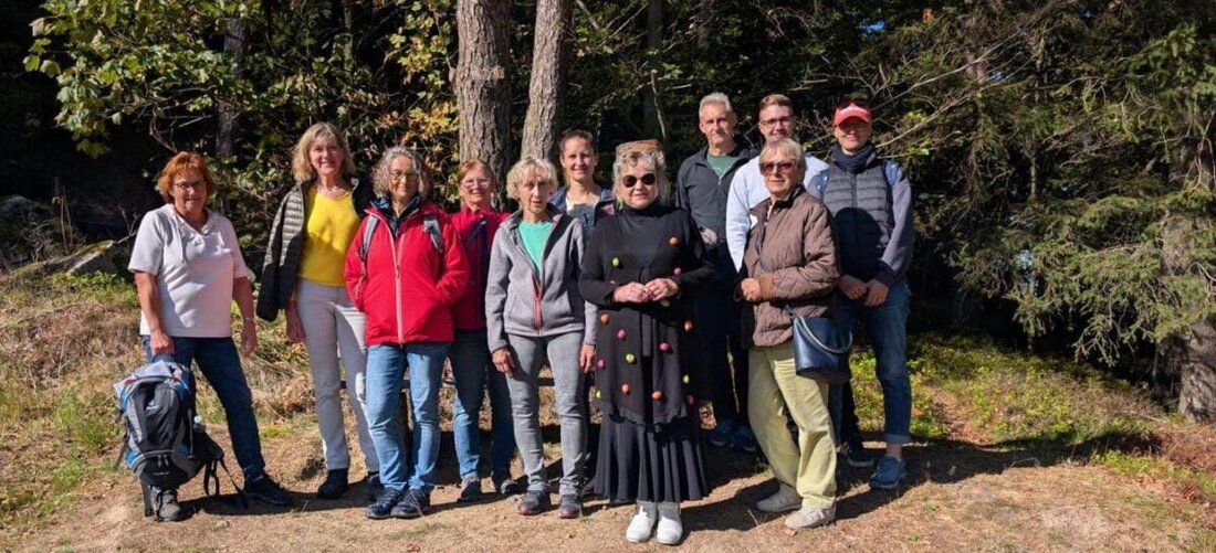 Flossenbürg. Auf dem Panoramaweg rund um die Burgruine erlebte der Katholische Frauenbund einen Vormittag mit Bibellesungen, Gebeten und Stille. An fünf Stationen bewegten einfühlsame Texte und eine Baum-Predigt die Gruppe.