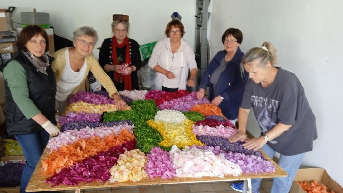 Floß. Der Katholische Frauenbund legte erneut einen farbenfrohen Blumenteppich für Fronleichnam und schmückte die Kirche. Das Werk vor dem Altar am Marktplatz soll Gläubige erfreuen, dazu gab es Kaffee und Gebäck.