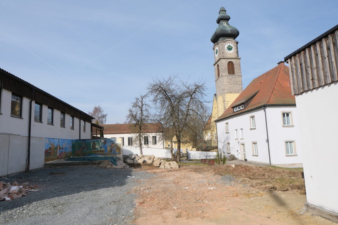 Floß. Der katholische Kindergarten St. Johannes M. Vianney wird erweitert und modernisiert. Der Bau läuft, der Betrieb ist vorübergehend im Pfarrheim; die Fertigstellung ist für das Kindergartenjahr 2026/2027 geplant.