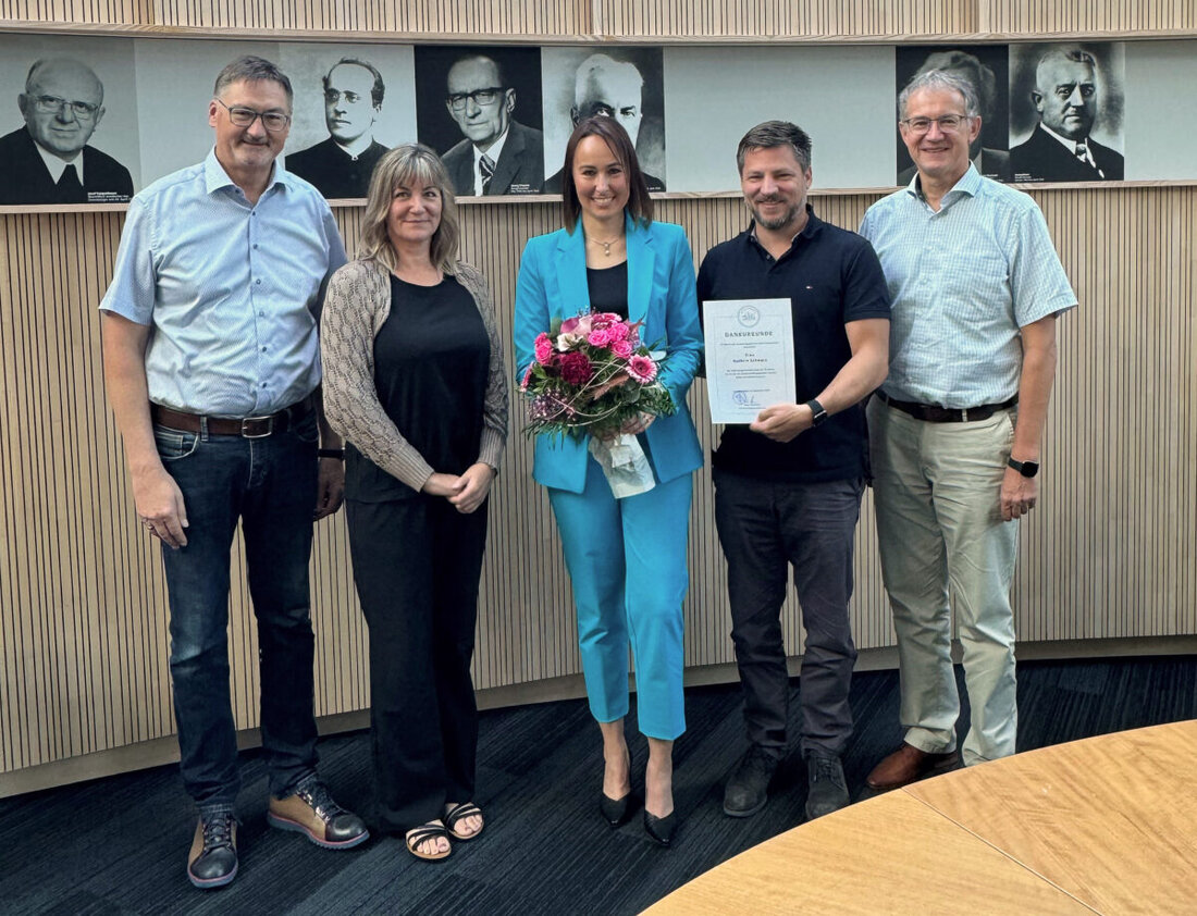 Schwarzenfeld. Kathrin Schwarz feierte 25 Jahre Dienst in der Verwaltungsgemeinschaft Schwarzenfeld, wo sie als Geschäftsleiterin maßgeblich zur Digitalisierung beitrug. Bei einer Feier erhielt sie Lob und Anerkennung von Bürgermeistern und Kollegen.