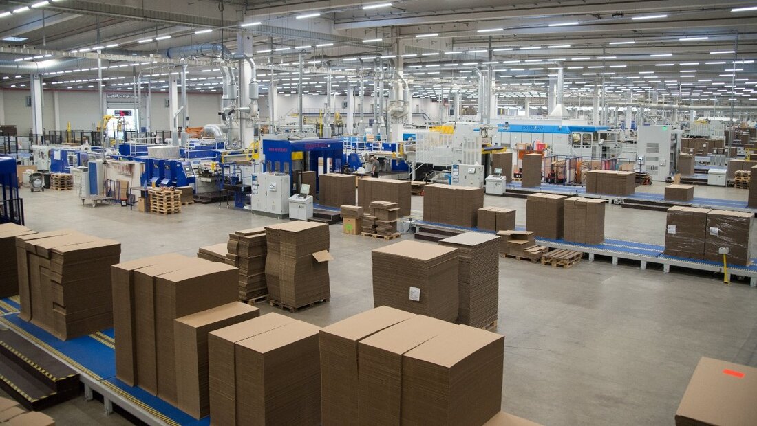 Plößberg-Liebenstein. 5.000 Euro Schaden sind die Folge eines Unfalls, den ein Lkw im Kartonagenwerk verursachte.  Weil er beim Rangieren mit seinem Sattelzug nicht aufpasste, beschädigte ein Kraftfahrer (53) im Liebensteiner [&hellip;]