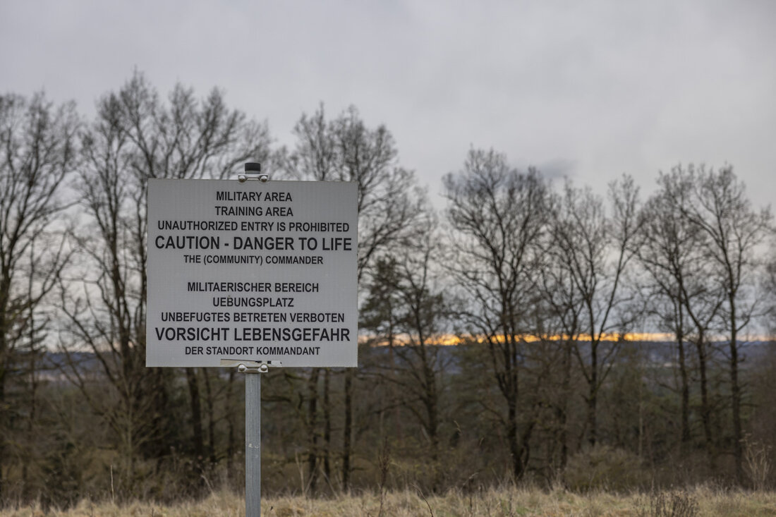 Grafenwöhr. Am frühen Morgen des 6. Januar 2026 verursachte ein heranwachsender Fahrer in Grafenwöhr einen Unfall am Zaun des Truppenübungsplatzes. Er und sein Freund versuchten zunächst zu fliehen, wurden jedoch von der Militärpolizei gestoppt.