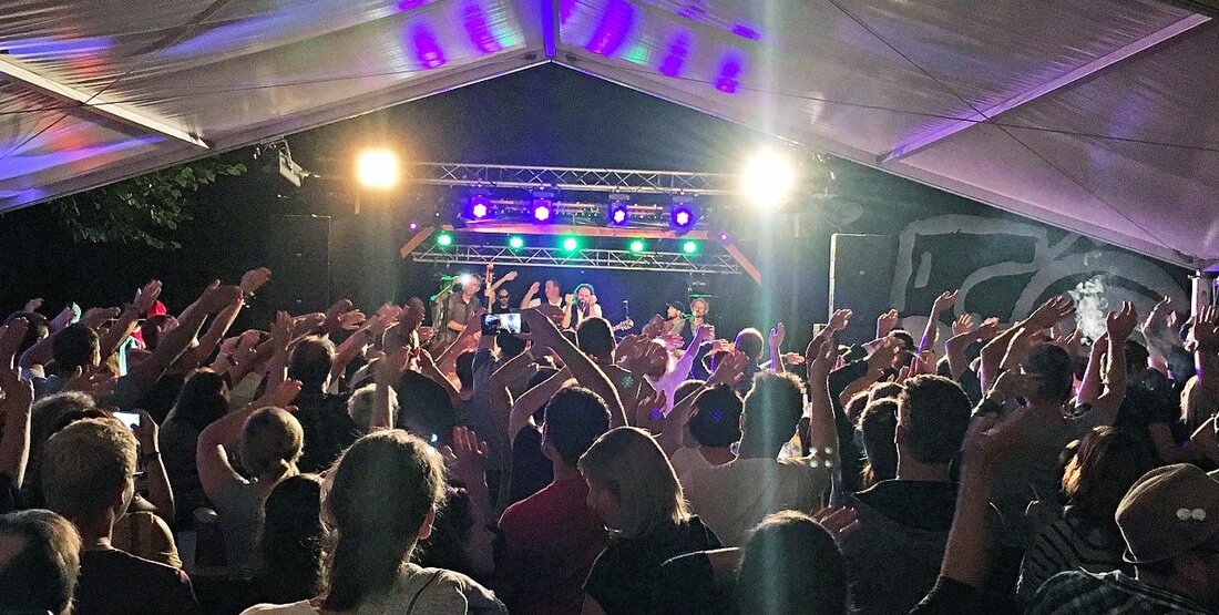 Rothenstadt. Was für ein Abend: Keller Steff hatte es schon im Vorfeld prophezeit: “Das einzige was sicher ist, dass es mit dem Sitzen vorbei sein wird”. Und er sollte Recht [&hellip;]