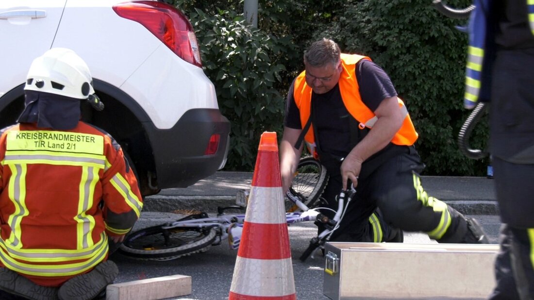 Kemnath. Auf der Bayreuther Straße in Kemnath hat heute Vormittag ein Auto ein Kind auf einem Fahrrad erfasst.  Wie genau der Unfall passierte, ist noch nicht bekannt. Der Rettungsdienst war [&hellip;]