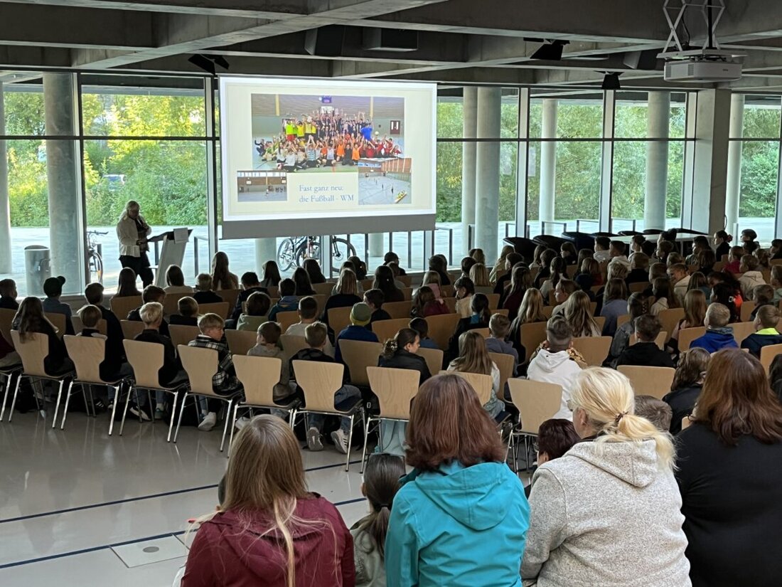 Kemnath. Die Realschule am Tor zur Oberpfalz begrüßte 151 neue Fünftklässler im neuen Schulhaus und der Außenbereich mit Ballplatz, Kletterbereich, grünem Klassenzimmer und Schülercafé entsteht.