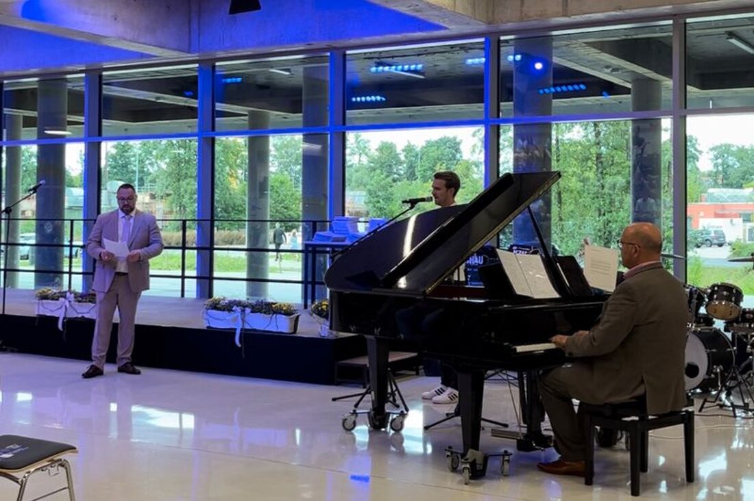 Kemnath. Die Realschule am Tor zur Oberpfalz feierte die Entlassung von 121 Absolventen mit Emotion und Festlichkeit, zwei erreichten den Notendurchschnitt 1,0. Höhepunkte waren die Rede des Schulleiters und das Abschlusslied „Bella, bella RTO“.