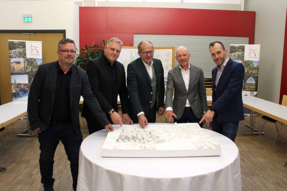 Kemnath. Die Stadt Kemnath und die KEWOG haben einen Kooperationsvertrag für das Projekt "Neues Leben an der Seepromenade" unterzeichnet, das Wohnraum für alle Lebenslagen bieten soll. Die Gesamtkosten werden auf 60 bis 70 Millionen Euro geschätzt, mit einem Bauzeitraum von vier bis sechs Jahren.