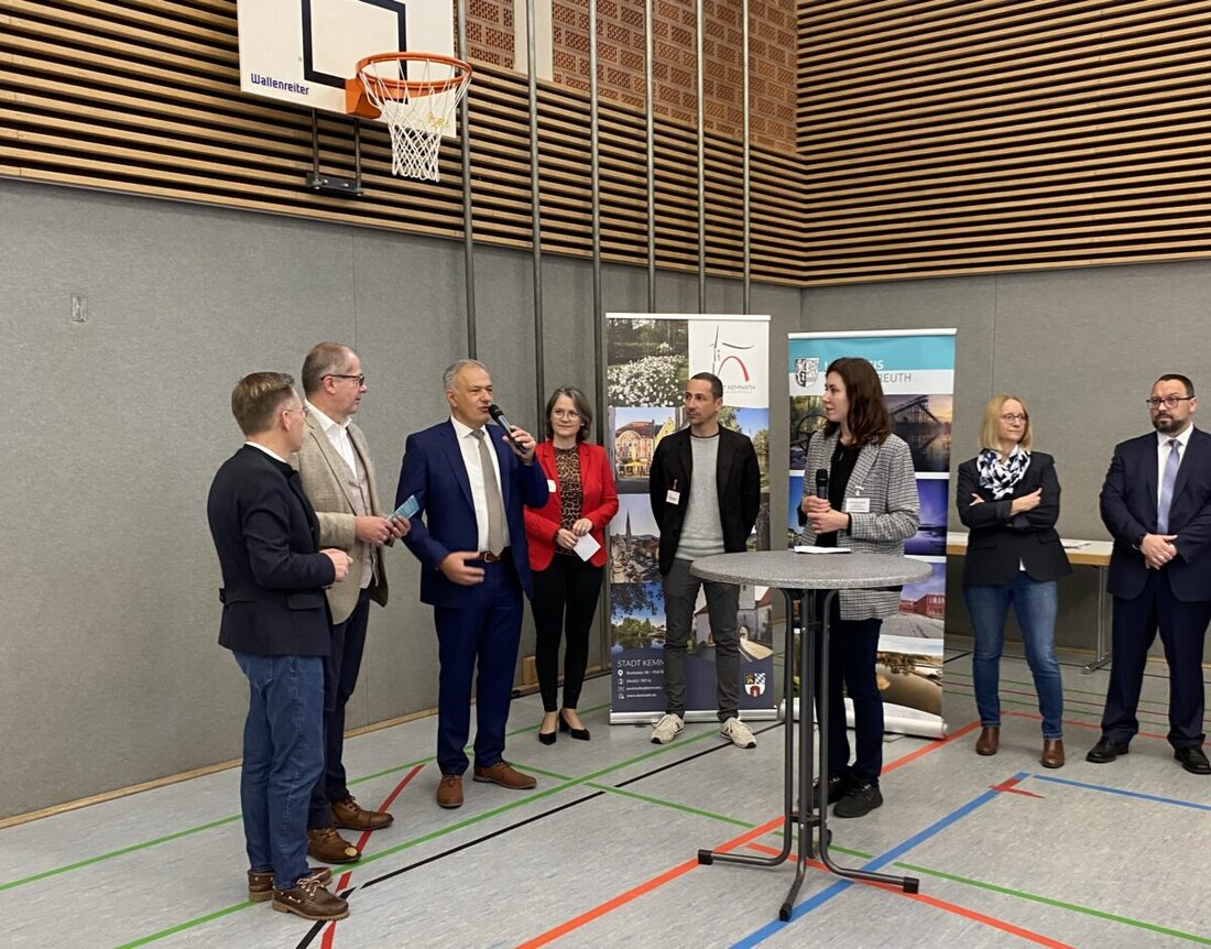 Kemnath. Die Ausbildungsmesse zog am 25. Oktober 2024 viele Interessenten an, mit 100 Ausstellern und einer hohen Besucherzahl. Sie diente als Plattform für direkten Austausch zwischen Jugendlichen und Unternehmen.