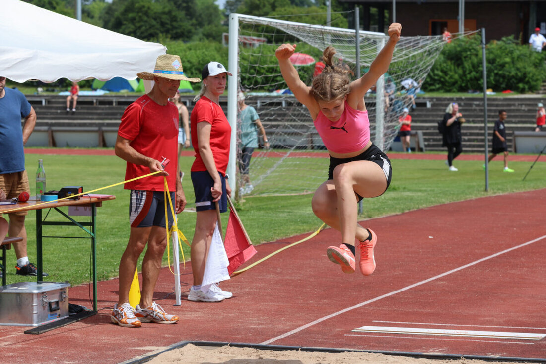 Eschenbach. Die landesoffene Bahneröffnung der Leichtathletiksparte des SC Eschenbach ist jedes Jahr eine erste Standortbestimmung für die anstehende Freiluftsaison. Auch in diesem Jahr trafen sich bei strahlendem Frühjahrswetter mehr als 220 Athletinnen und Athleten aus 32 Vereinen in Eschenbach – darunter 18 Nachwuchssportlerinnen des SVSW Kemnath.
