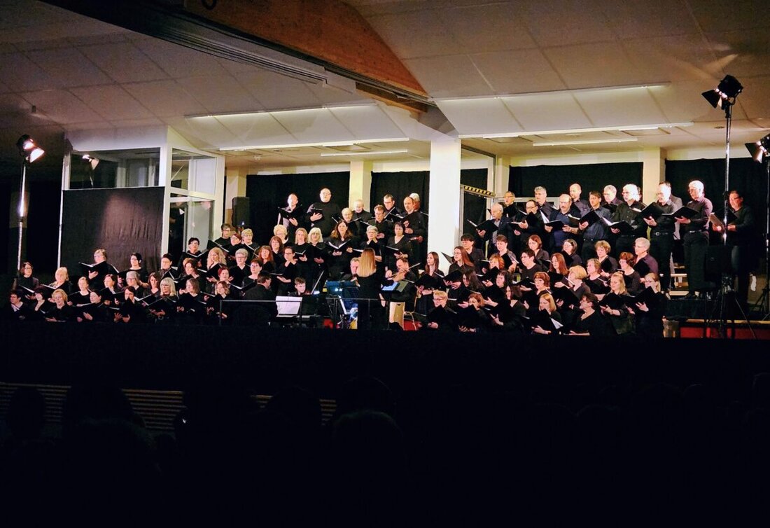 Kemnath. Der Kemnather Passionschor beeindruckt mit rund 90 Sängern und vielseitigem Repertoire, darunter Werke von Albinoni und Chopin, das Publikum nachhaltig.