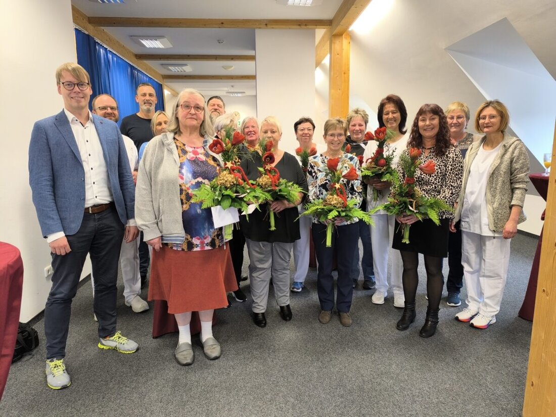 Kemnath. Acht Dienstjubilare wurden am Krankenhaus Kemnath für jahrzehntelange Treue geehrt, drei in den Ruhestand verabschiedet. Einer weiteren Mitarbeiterin wird die Zusammenarbeit auf Minijob-Basis fortgesetzt.