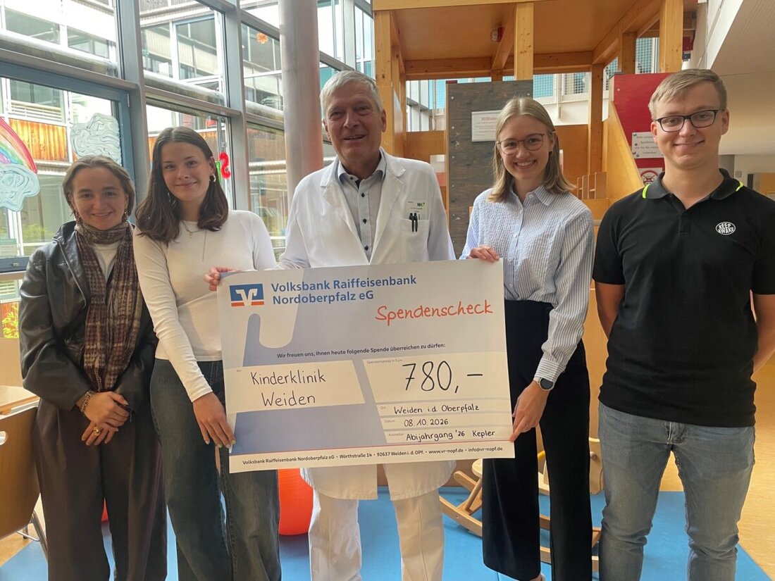 Weiden. Der Abiturjahrgang 2026 des Kepler-Gymnasiums hat 780 Euro an die Kinderklinik Weiden gespendet und sie Chefarzt Dr. Fritz Schneble überreicht. Das Geld stammt aus Kuchenverkauf, Weihnachtsmarkt und der Abiturzeitung.