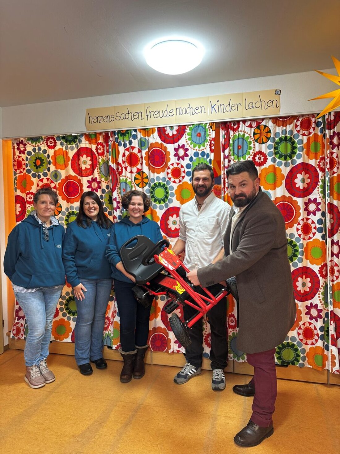 Neustadt/WN. Ein neues Kettcar sorgt kurz vor dem ersten Advent für strahlende Kinder in der Heilpädagogischen Tagesstätte Haus St. Elisabeth. Bürgermeister Sebastian Giering brachte es persönlich mit dem Lastwagen des Bauhofs.