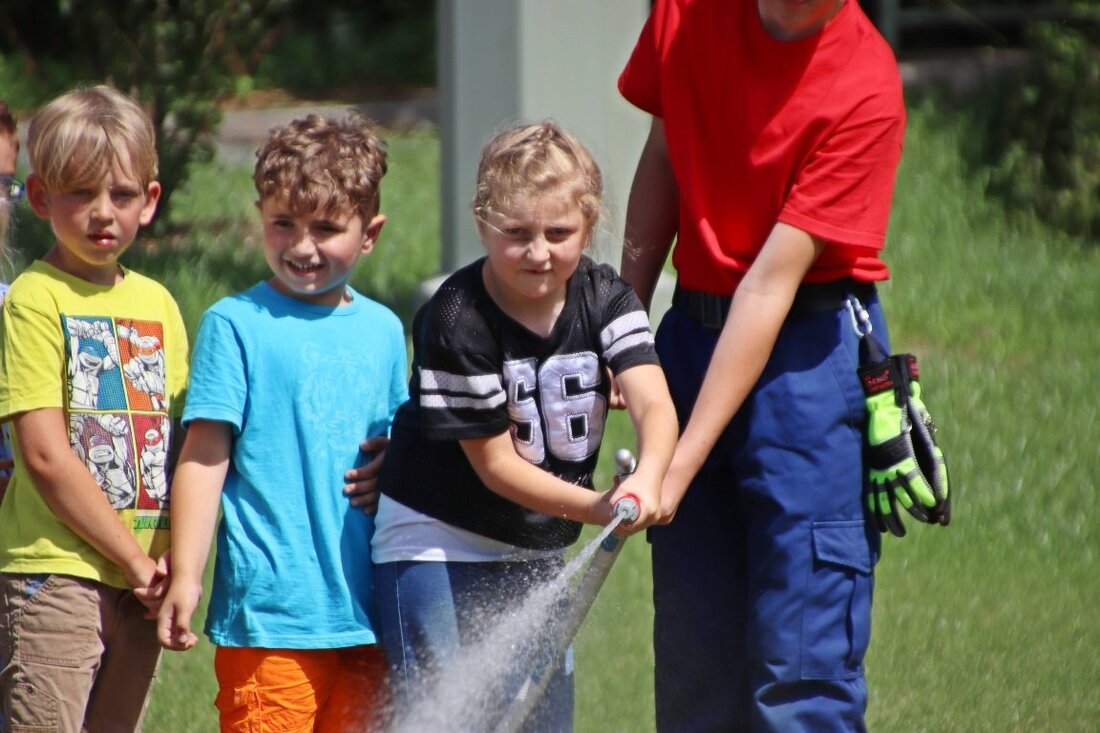 Hütten/Grafenwöhr. Was muss ich tun, wenn es brennt? Wie löscht man ein Feuer schnellstmöglich? Wie setze ich einen Notruf ab? Fragen, die die Vorschulkinder vom St. Josef Kindergarten kinderleicht beantworten [&hellip;]