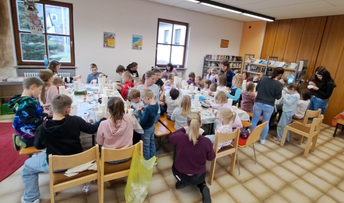 Flossenbürg. Das Team der Gemeindebücherei Flossenbürg lud in den Herbstferien alle Kinder ab vier Jahren aus dem gesamten Gemeindegebiet zum Basteln eines eigenen Adventskalenders ein. Knapp 40 kleine Künstler folgten der Einladung.