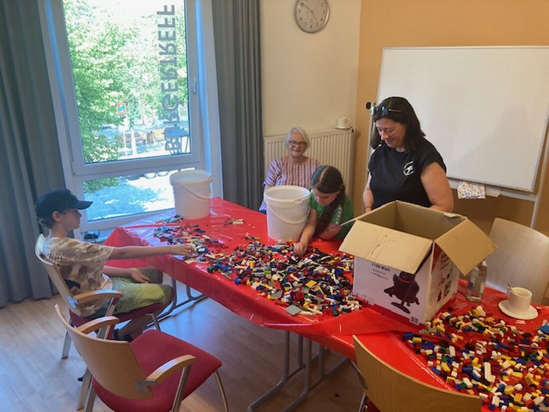 Burglengenfeld. Zehn Kinder bauten in den Pfingstferien eine Rollstuhlrampe aus Legosteinen als Teil eines inklusiven Projekts. Die Rampe wird im Oberpfälzer Freilandmuseum Neusath-Perschen für mehr Barrierefreiheit sorgen.