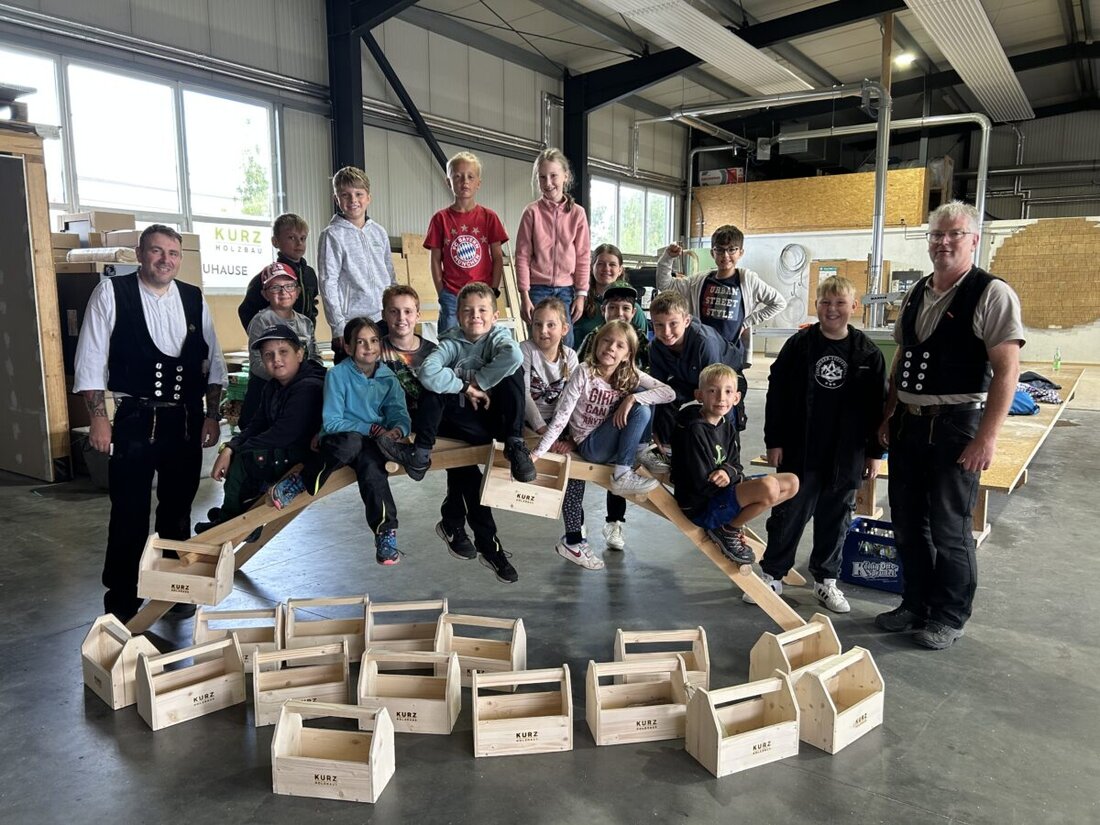 Schwarzenfeld. KURZ HOLZBAU begeisterte am 29. August 2025 beim Ferienprogramm 16 Kinder mit dem Bau von Werkzeugkisten und einer Leonardo-Brücke und weckte spielerisch Interesse am Handwerk.