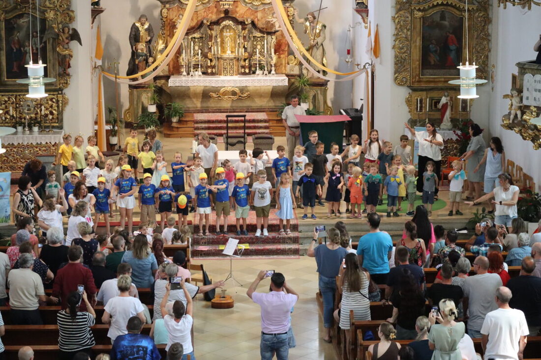 Floß. Das Pfarrfest fiel der Hitzewelle zum Opfer, doch das Kindergartenfest zog in die kühle Pfarrkirche um. Dort begeisterten die Kinder mit Liedern, Spiel und bunten Kostümen ihr Publikum.