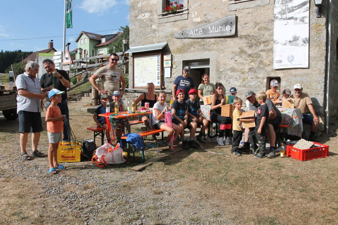 Georgenberg. Mit einem Entdeckerpfad und Entdeckerpass startet die Gemeinde eine ganzjährige Schnitzeljagd: zwölf Kinder bemalten am Montag, 10. August, bei der Alten Mühle in Gehenhammer zehn Nistkästen als Schatztruhen.